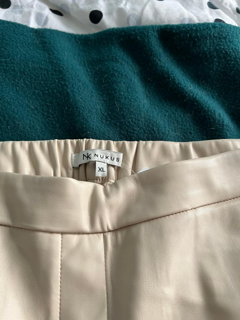 Nukus nep leren broek - Maat XL, Kleding | Dames, Broeken en Pantalons, Gedragen, Maat 46/48 (XL) of groter, Beige, Lang, Ophalen of Verzenden