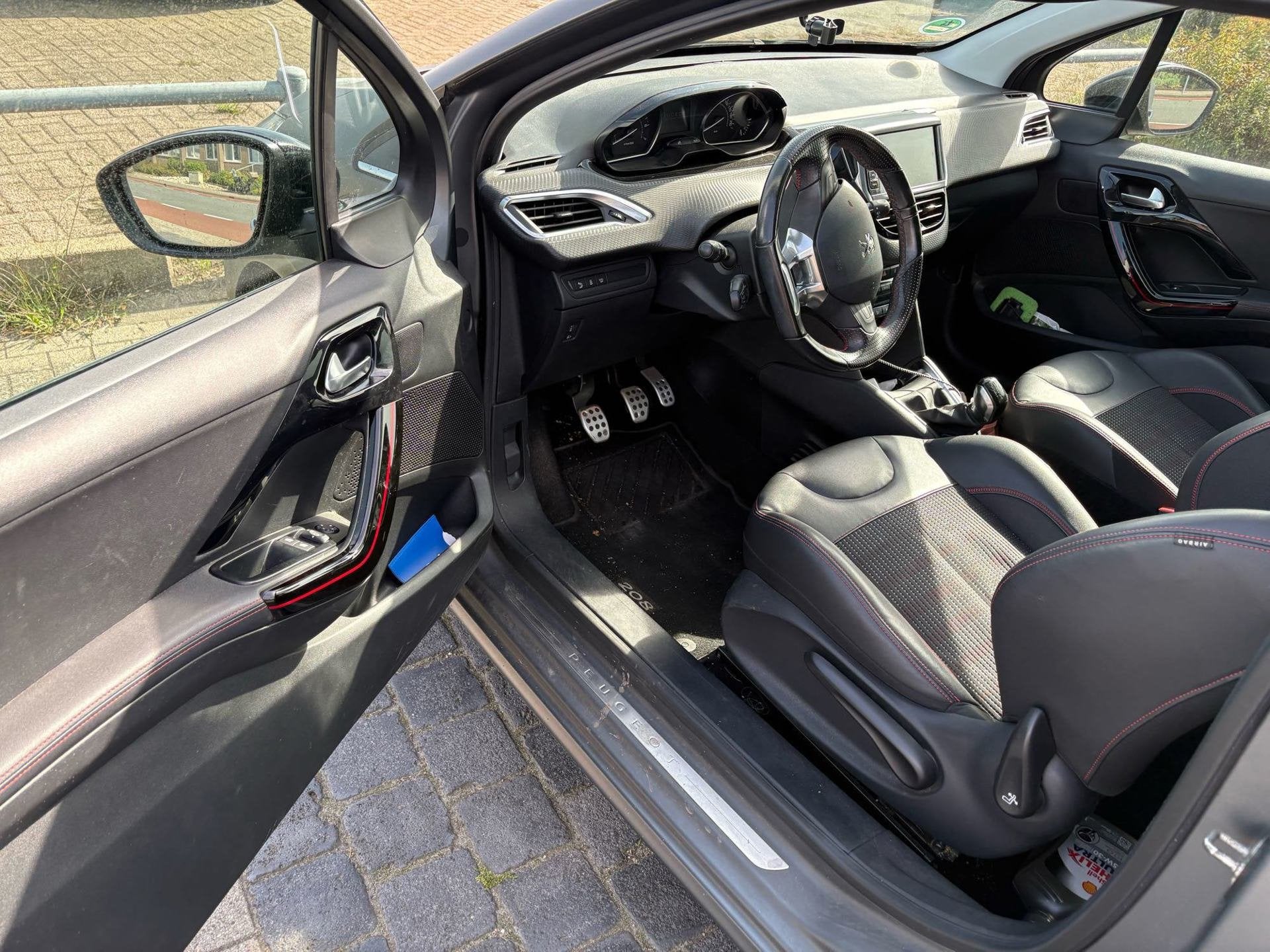 Peugeot 208 1.2i 110pk GT-line Clima Cruise Navi Panorama Hi, Euro 6, 1199 cc, Leder en Stof, 23 km/l