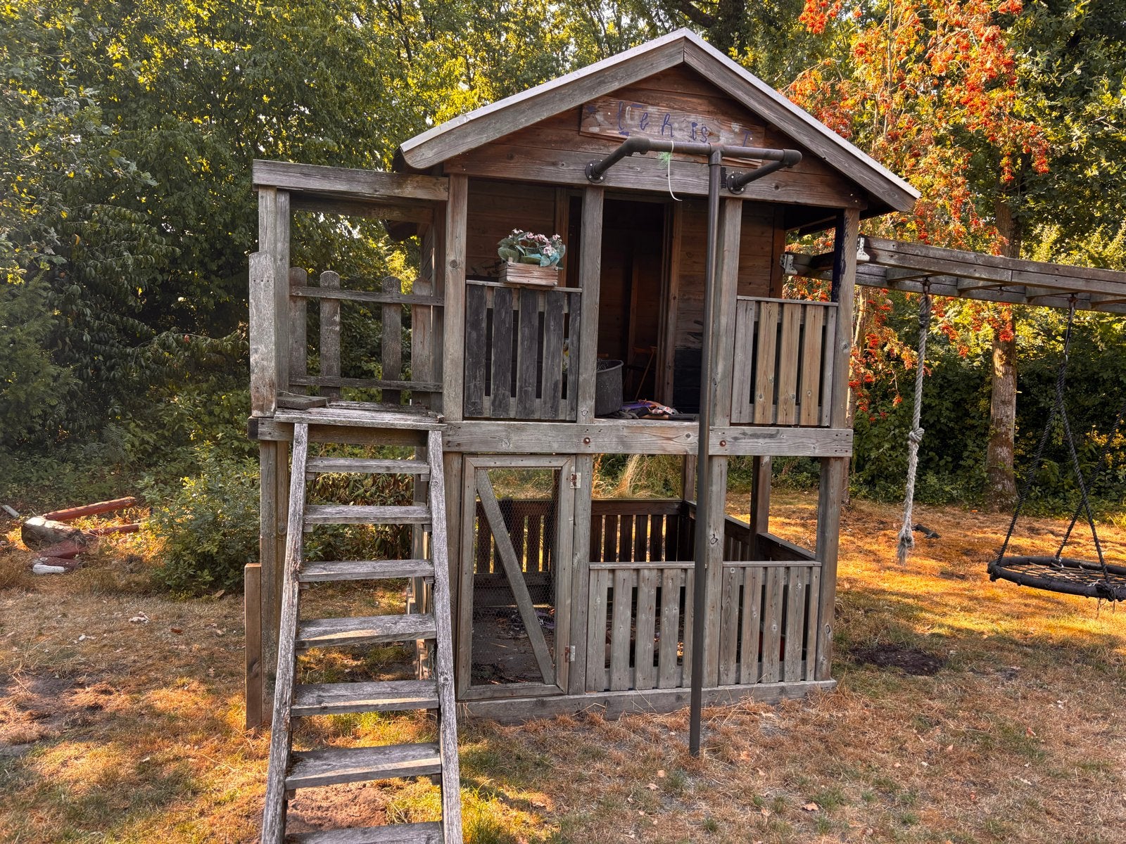 Houten speelhuis met klimtoestel en schommel, Kinderen en Baby's, Speelgoed | Buiten | Speeltoestellen, Ophalen, Gebruikt, Klimnet