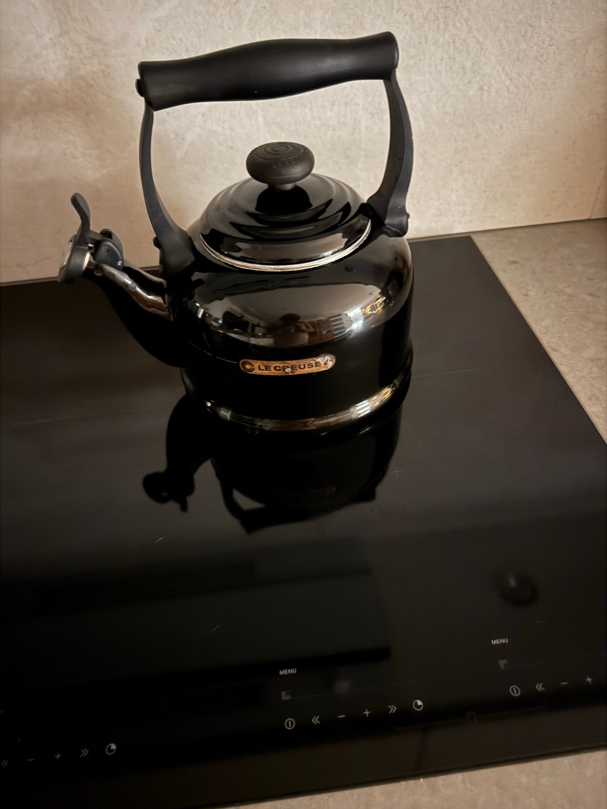 Le Creuset fluitketel - Zwart, Huis en Inrichting, Gebruikt, Ophalen of Verzenden, Zwart, Metaal