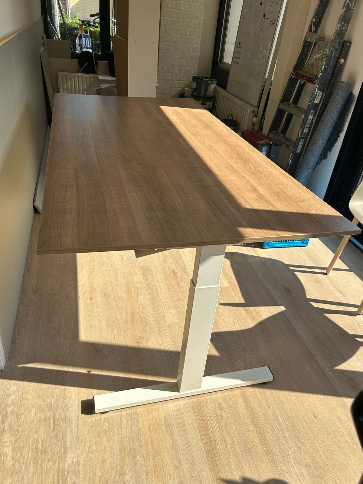 Bureau 1x2m, hoogte verstelbaar, kabelgoot, z.g.a.n., Ophalen, In hoogte verstelbaar, Zo goed als nieuw