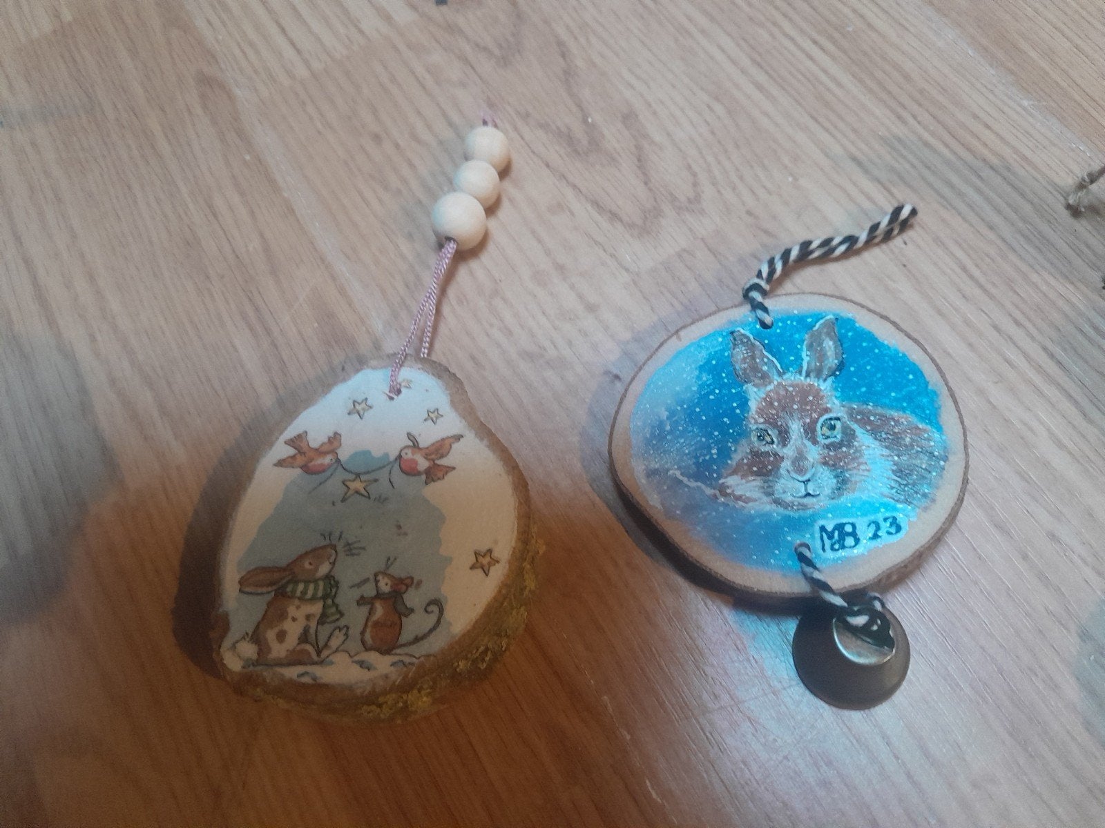2 geschilderde konijn hangers, Ophalen