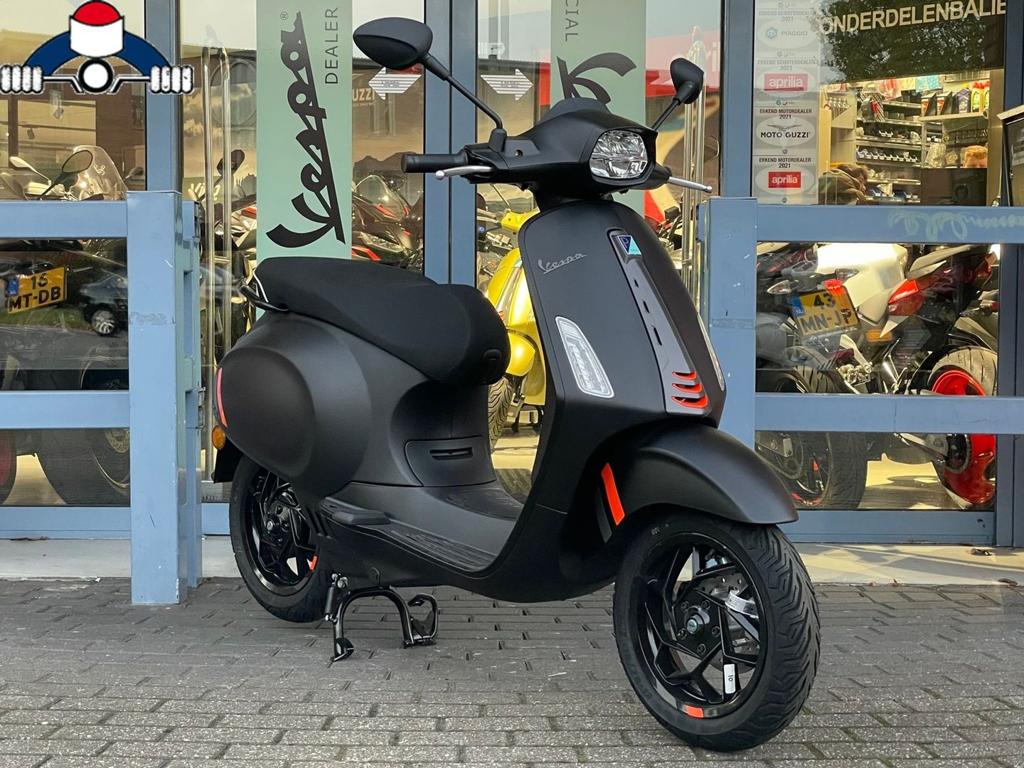 Nieuwe Vespa  Elettrica Nero Convinto Matt nieuw 0km, Fietsen en Brommers, Scooters | Vespa, Ophalen, Overige modellen, Maximaal 45 km/u