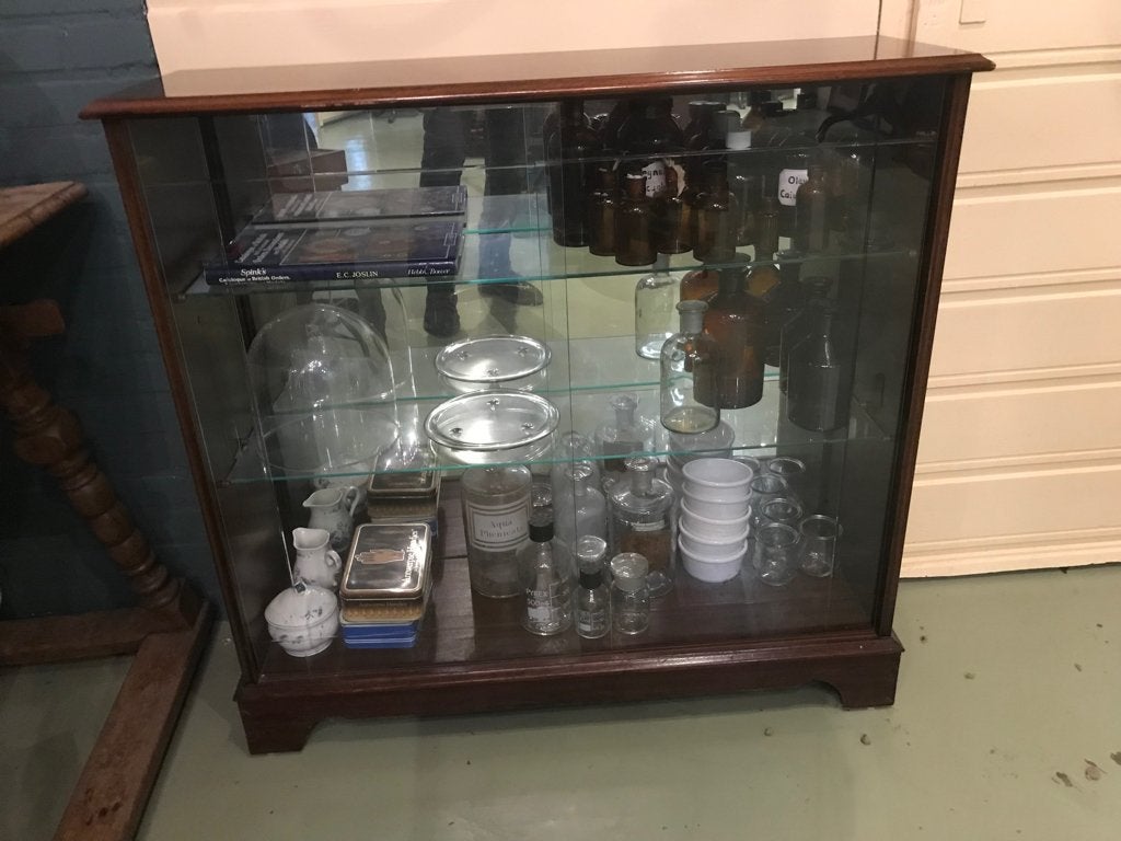 Vitrinekast met glazen schuifdeuren 1940-1950., Ophalen