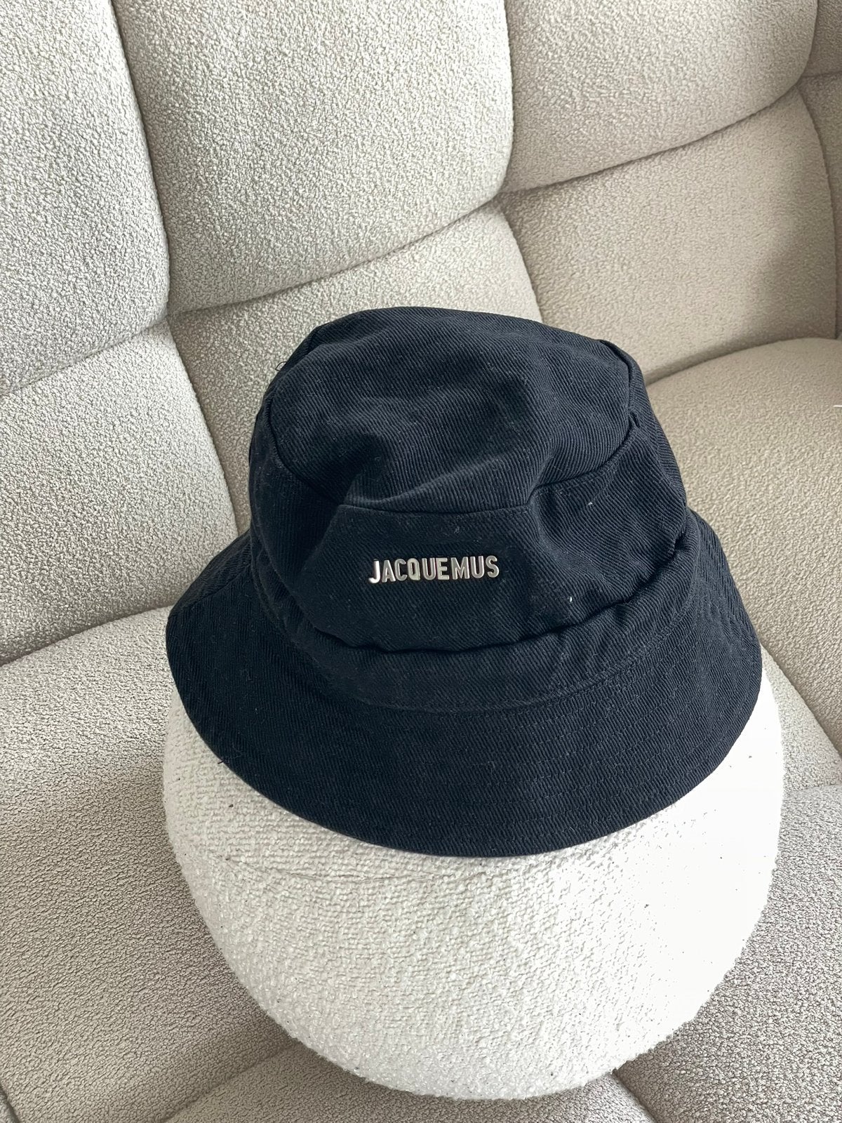 Jacquemus Architaut Bucket Hat 56, Ophalen of Verzenden, Zo goed als nieuw, 56 of 57 cm (M, 7 of 7⅛ inch), Hoed