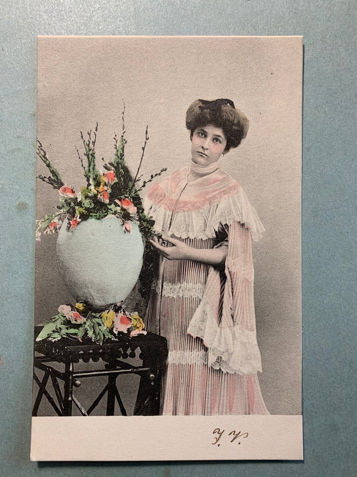 Pasen - dame met paasei, Ophalen of Verzenden, Voor 1920, Ongelopen, Feest(dag)