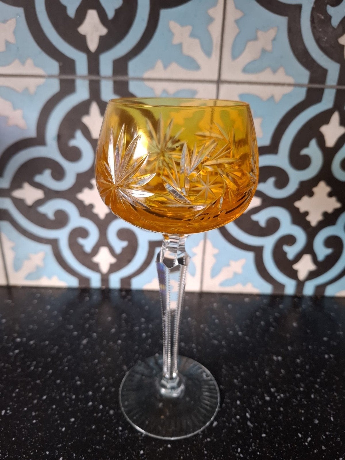Geel kristallen wijnglas, Antiek en Kunst, Ophalen of Verzenden