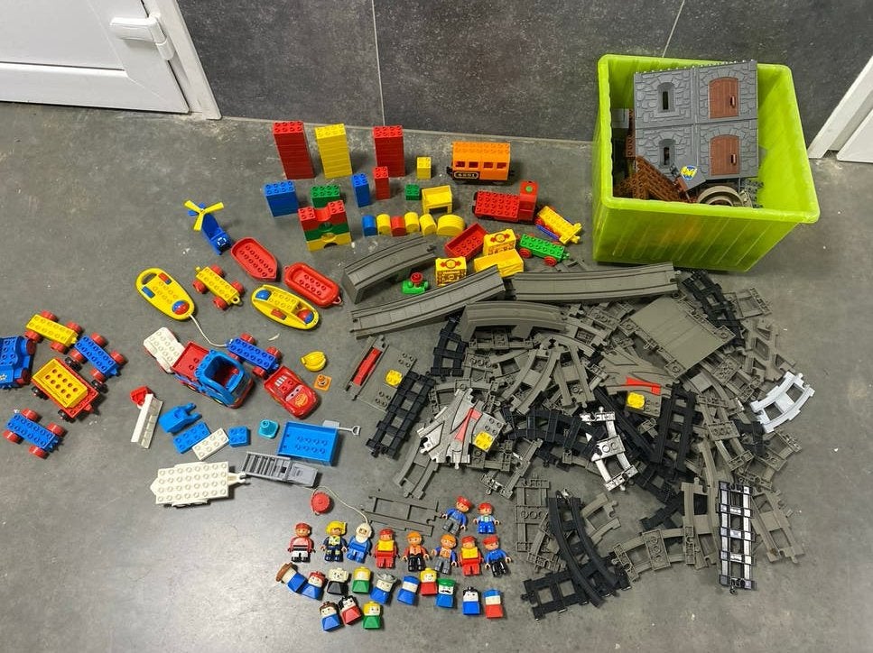 Grote partij LEGO Duplo met treinrails en figuren, Inclusief minifiguren, Gebruikt, Overige thema's, LEGO® Customer Service 33 Bath Road Slough SL1 3UF United Kingdom