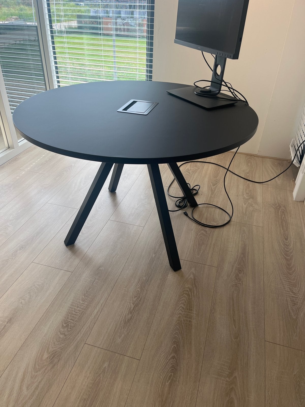 Moderne Zwarte Design Tafel met Geïntegreerde Stopcontacten, Ophalen, 100 tot 150 cm, Rond, Zo goed als nieuw