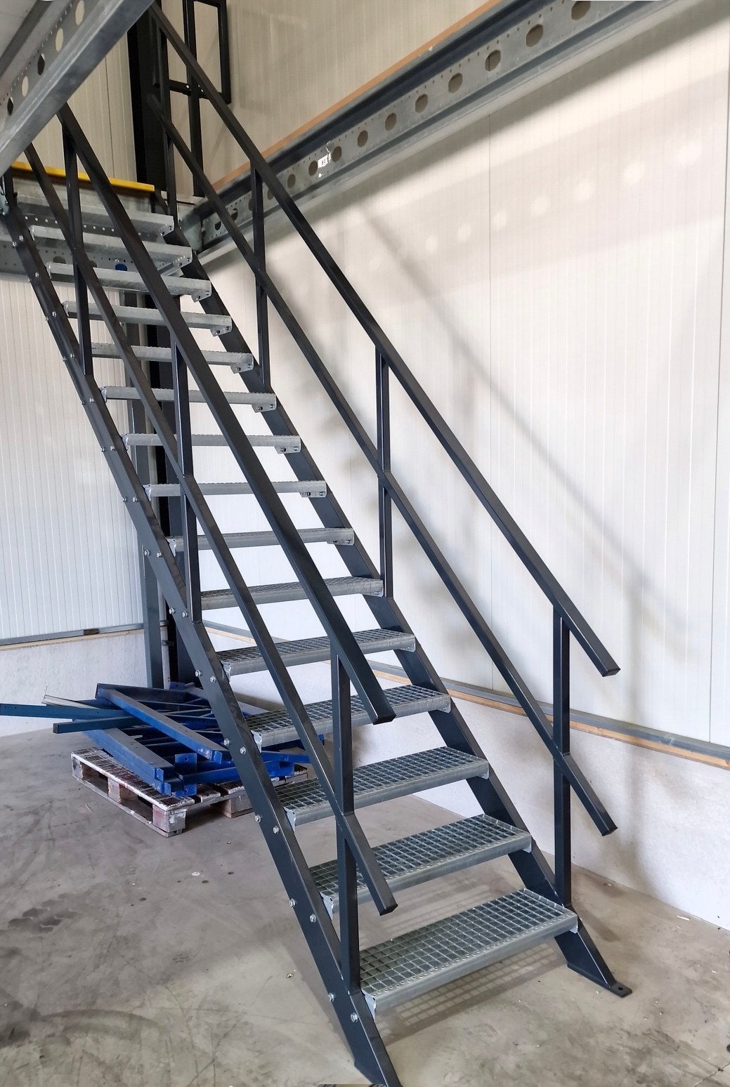 stalen trap nieuw hoog 4.05mtr nor1019, Doe-het-zelf en Verbouw, Ophalen of Verzenden, Zo goed als nieuw, 2 tot 4 meter