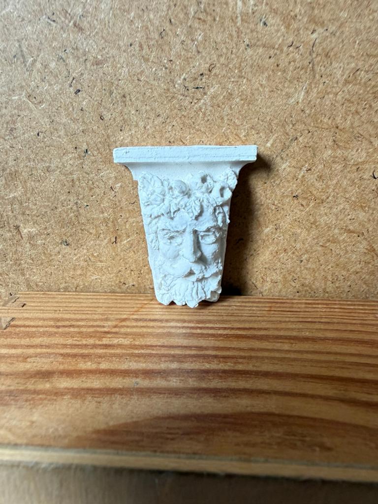 Ornament met hoofd man - hxb 3.7x3.1cm - gips, Verzamelen, Poppenhuizen en Toebehoren, Ophalen of Verzenden, Zo goed als nieuw