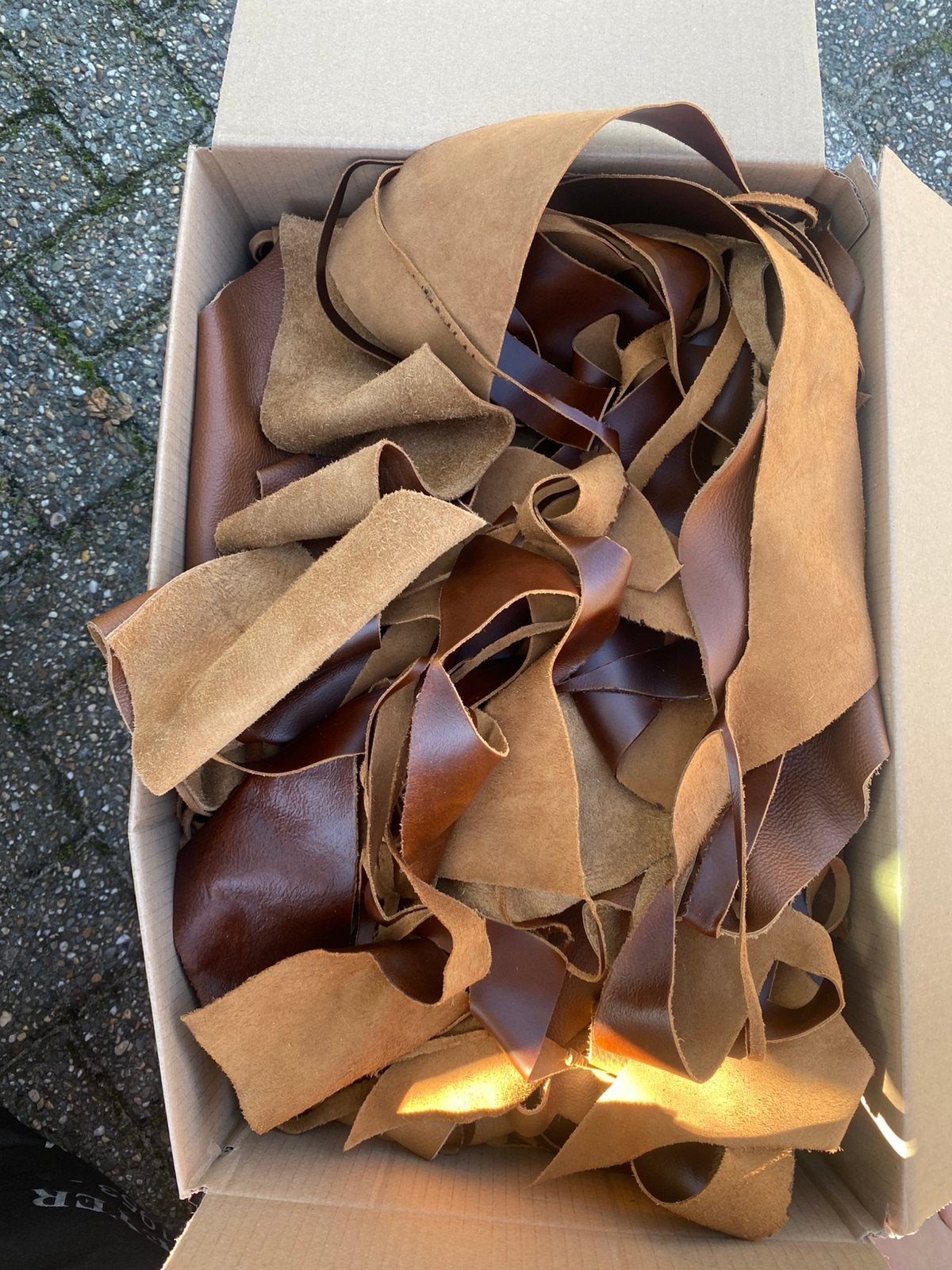 Partij leren stukken / leder snijresten lappen verhuisdoos, Gebruikt, Bruin, Leer of Kunstleer, Ophalen of Verzenden