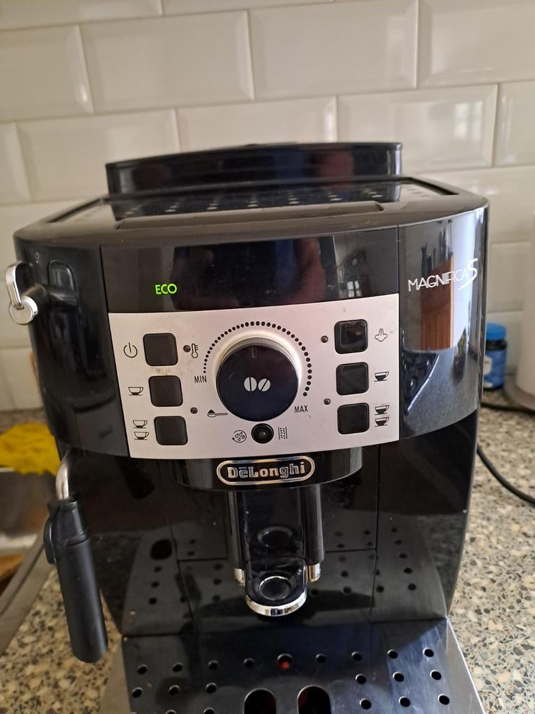 DeLonghi Magnifica S volautomatische espressomachine, Witgoed en Apparatuur, Koffiezetapparaten, Gebruikt, Verzenden, Espresso apparaat