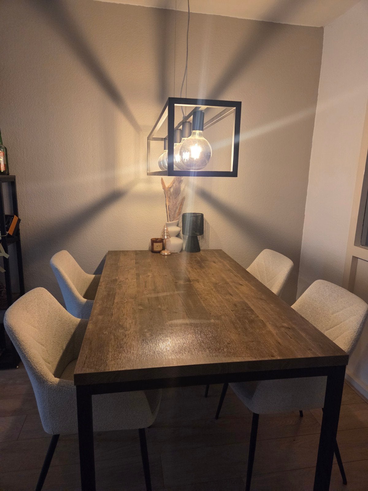 Robuuste eettafel met metalen onderstel
