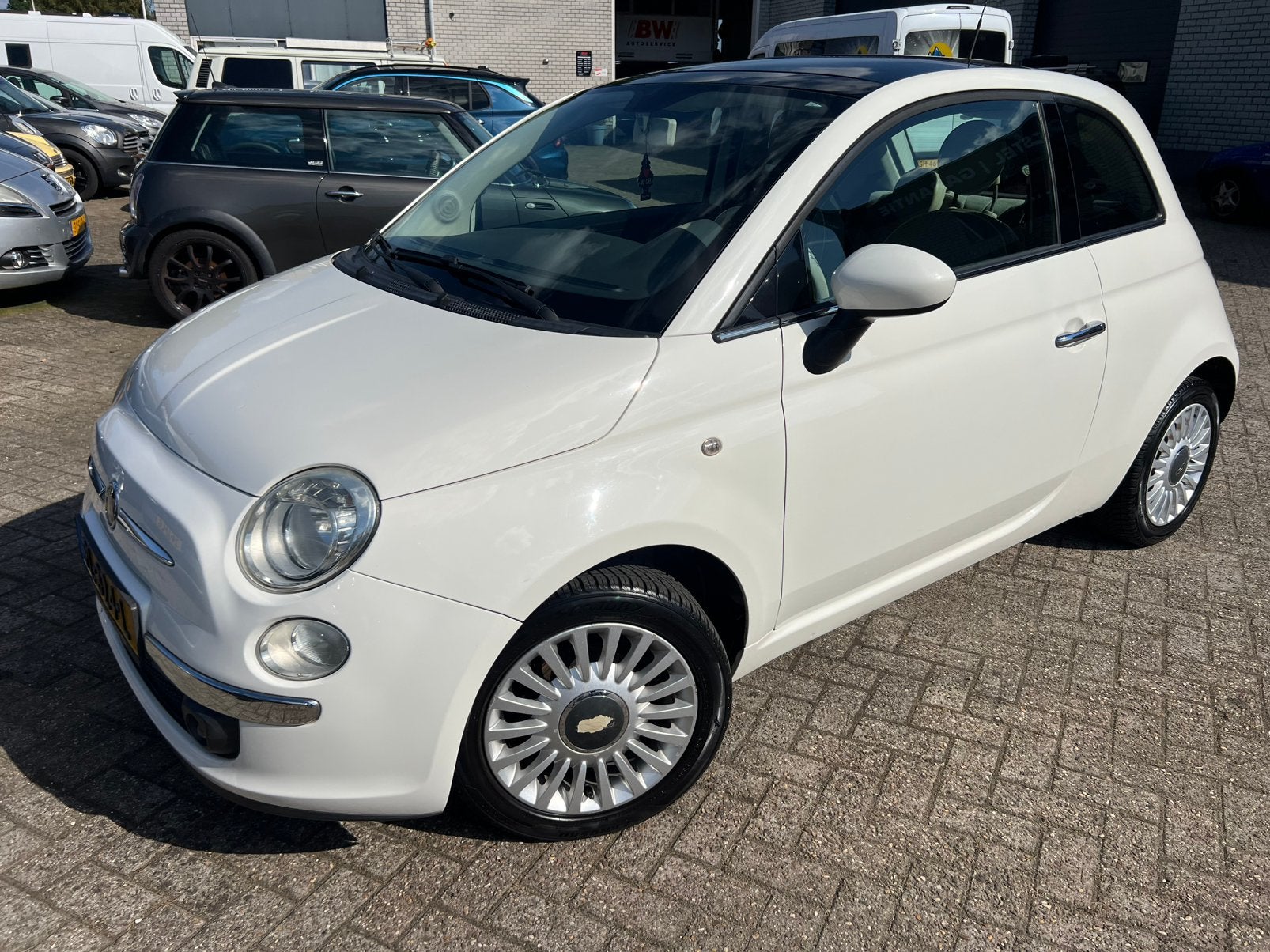 Fiat 500 1.2 AUT | Open dak | Parksen. | Carplay | NWE KOPPE, Stof, 4 cilinders, Wit, Bedrijf
