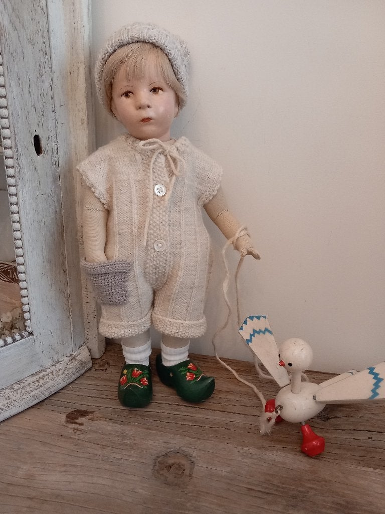 Vintage wollen poppen hansop met mutsje met klompen.jaren 50, Ophalen of Verzenden, Zo goed als nieuw, Kleertjes