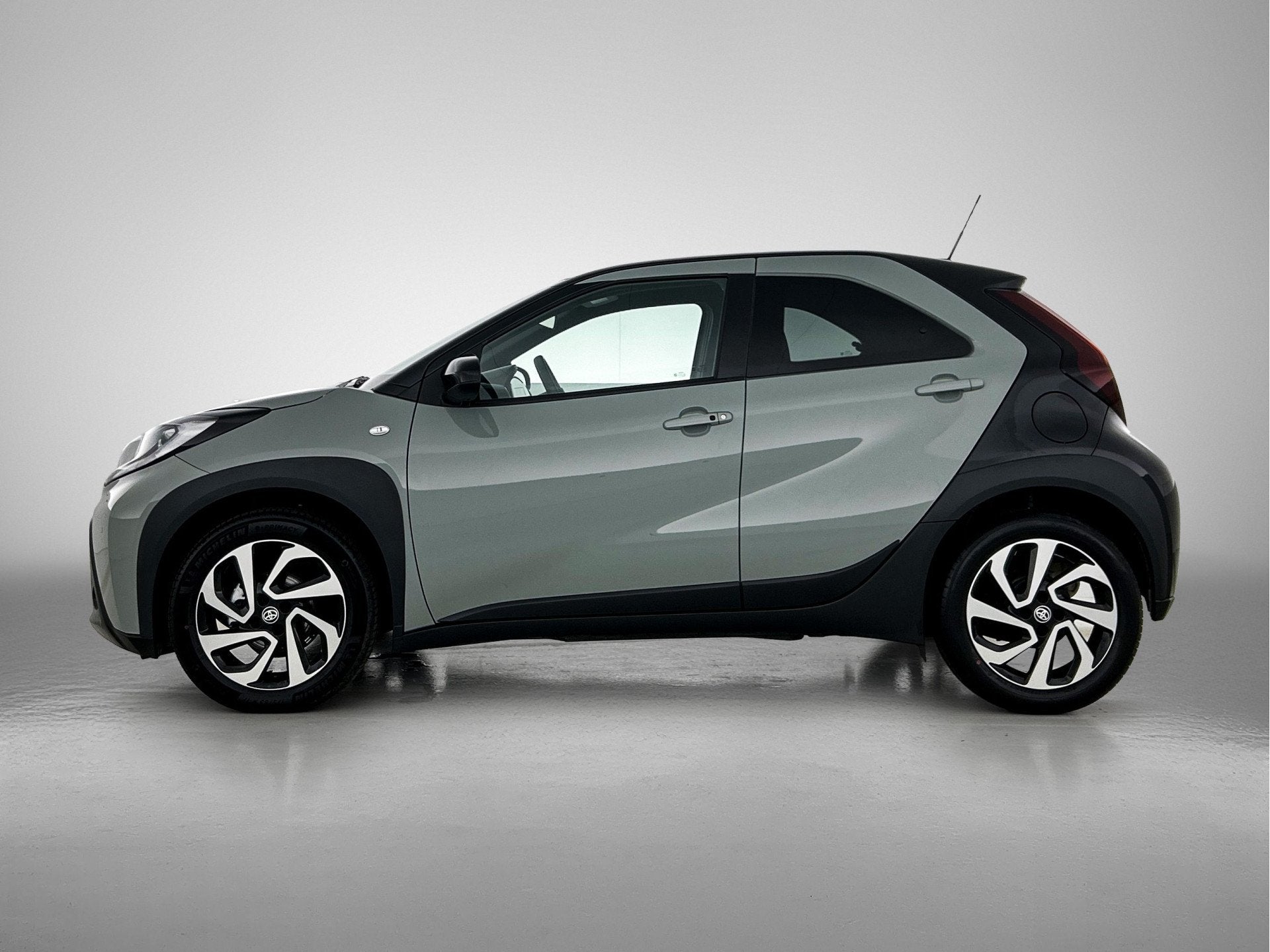 Toyota Aygo X 1.0 VVT-i S-CVT Pulse + | BTW Voertuig | Parke, 12 maanden, Stof, Gebruikt, Zwart