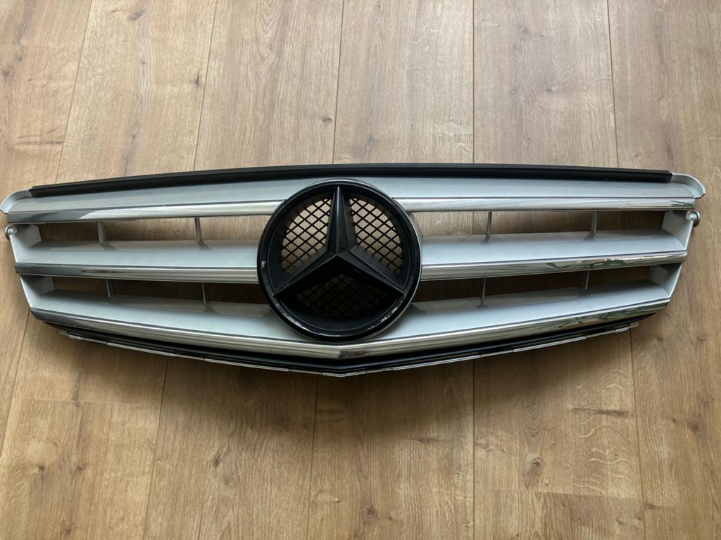 Mercedes C-klasse grill W204 (2007-2014) - Gebruikt, Auto-onderdelen, Gebruikt, Voor, Mercedes-Benz, Ophalen of Verzenden