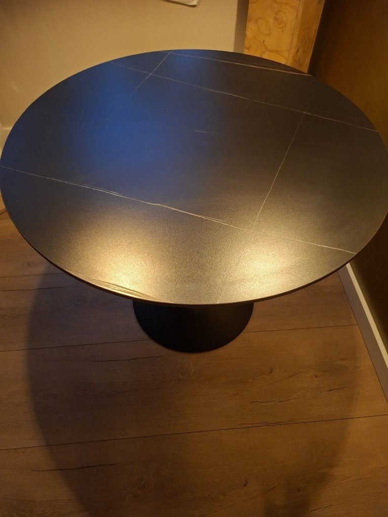 Ronde industriële tafel met zwart blad en trompetvoet, Ophalen, 50 tot 100 cm, Modern, minimalistisch, industrieel, Rond