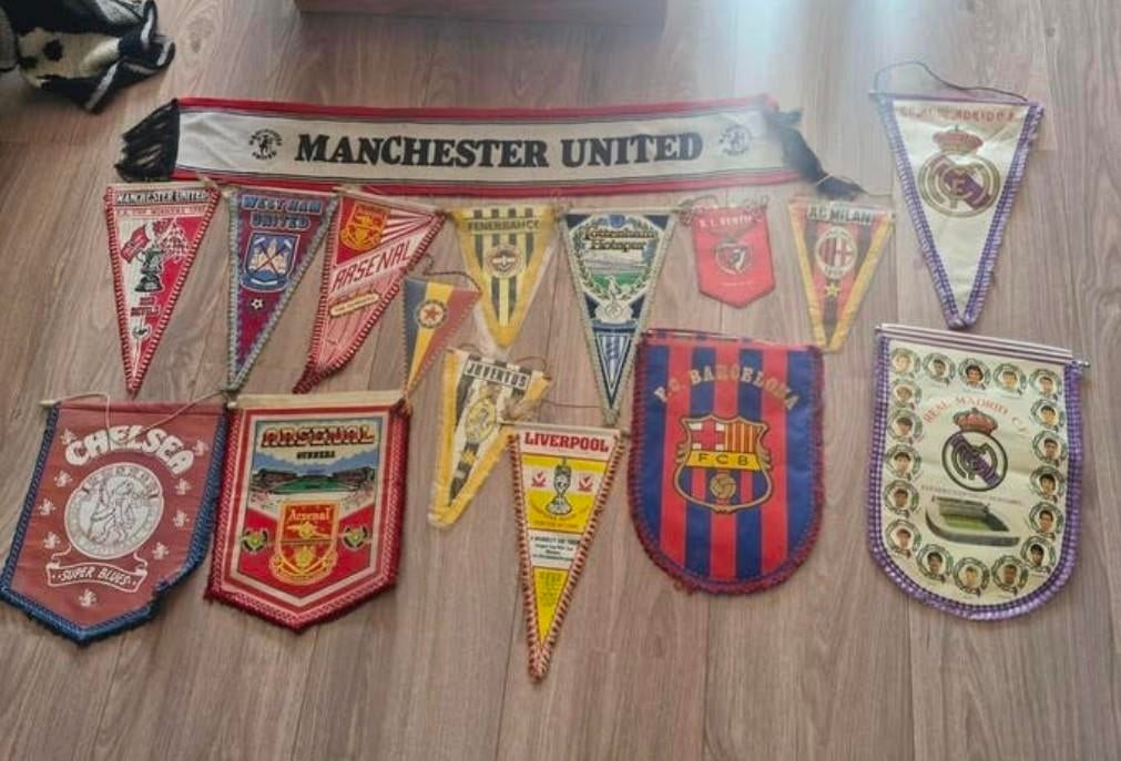 Verzameling van 16 Vintage Voetbal Vaantjes Jaren '80/'90, Ophalen, Zo goed als nieuw, Buitenlandse clubs, Vaantje of Sjaal