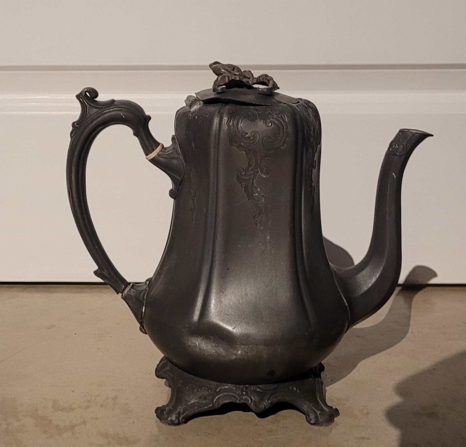 Antieke tinnen theepot met sierlijke gravures, Ophalen of Verzenden