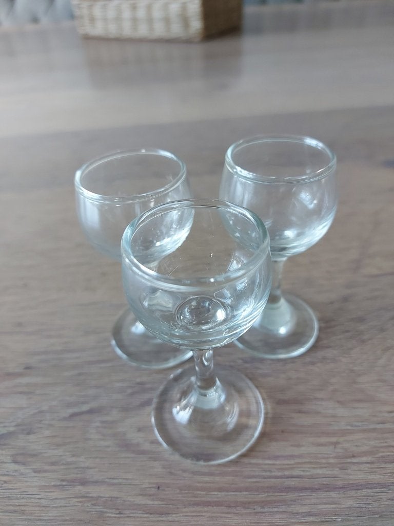 Set van 3 likeurglaasjes van helder glas op voet, Verzamelen, Ophalen of Verzenden, Zo goed als nieuw, Overige typen