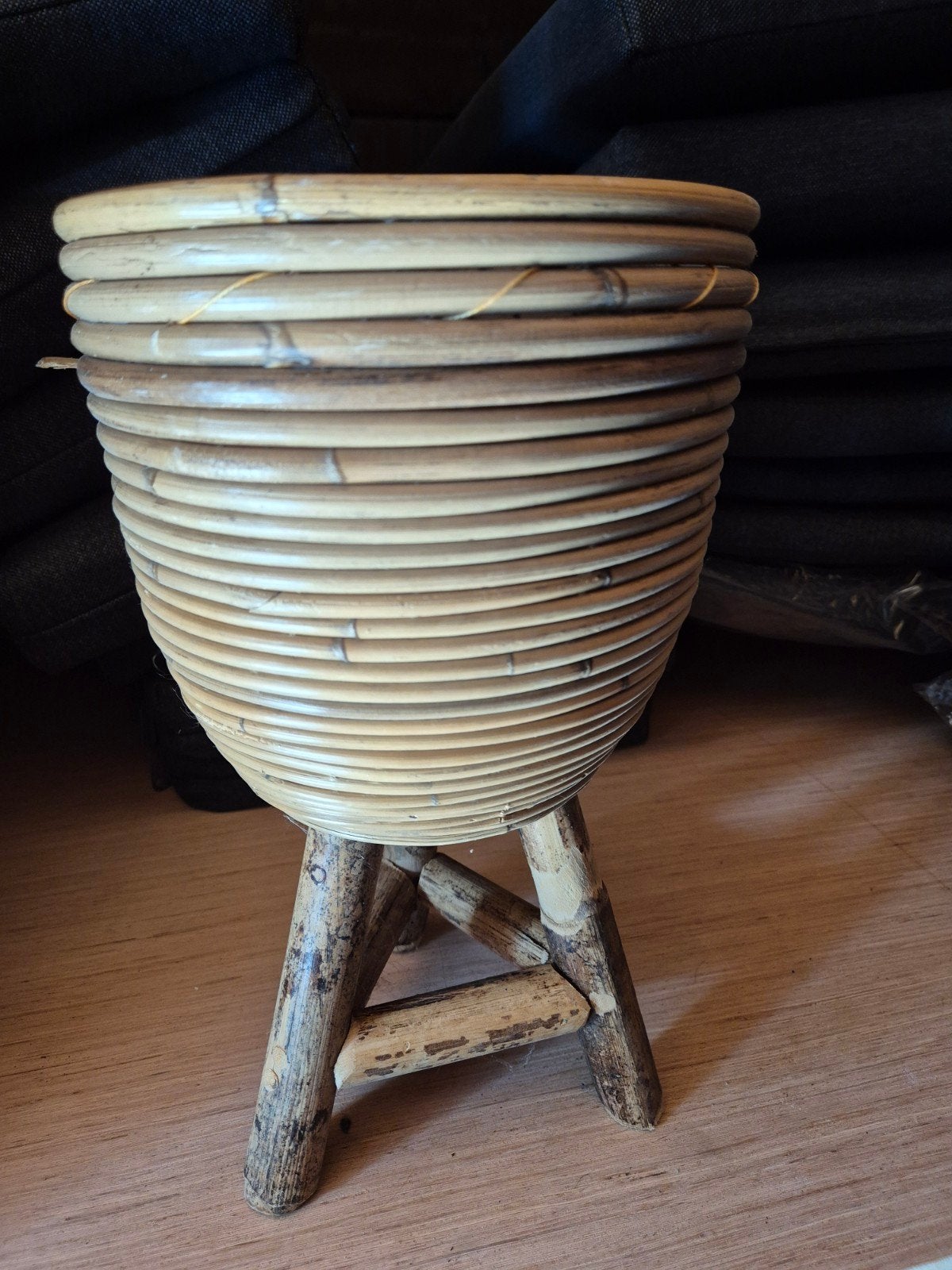 Rotan staande plantenpot met poten - Hoogte 34cm, Huis en Inrichting, Ophalen, Rond, Plantenpot of Plantenbak, Riet
