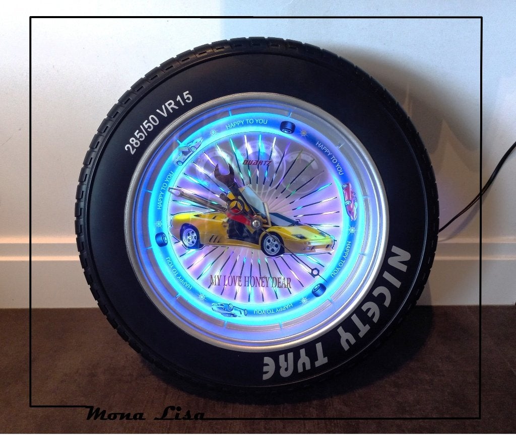 NICETY TYRE – Wall Clock Lamborghini Glow, MET GELUID, 40cm, Ophalen of Verzenden, Zo goed als nieuw, Wandklok