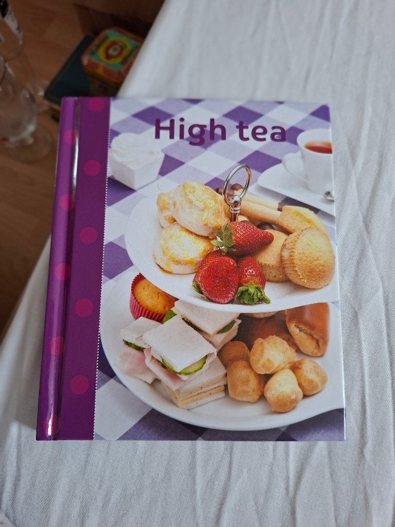 High tea, Leonie van Mierlo, Boeken, Ophalen of Verzenden, Zo goed als nieuw
