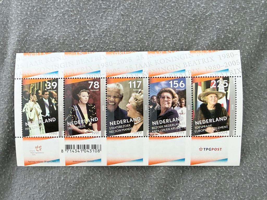 Postzegelvel "25 jaar Koningin Beatrix 1980-2005", Ophalen of Verzenden, Na 1940, Postfris