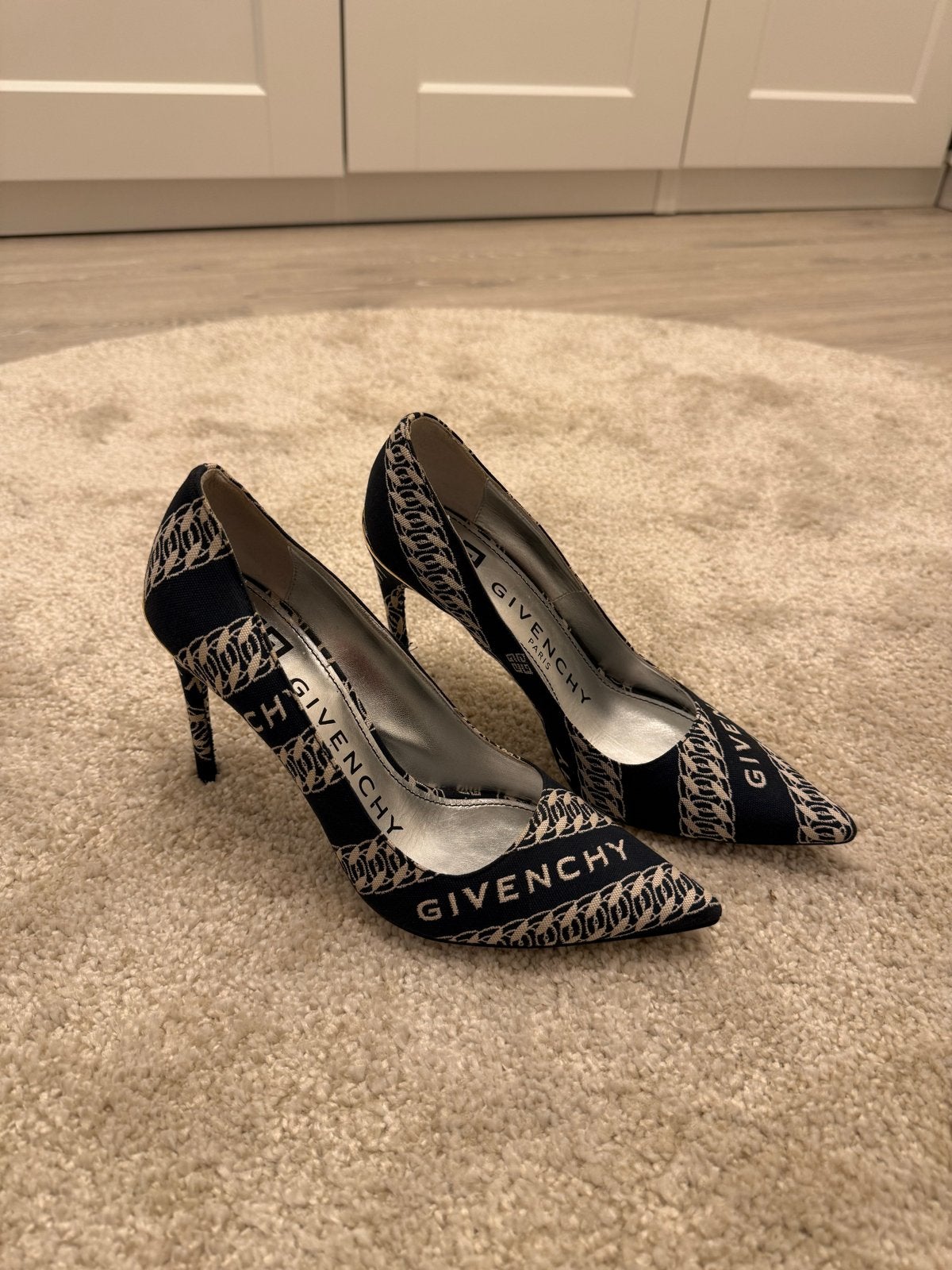 Givenchy pumps met logo print, Ophalen of Verzenden, Zo goed als nieuw, Zwart, Pumps