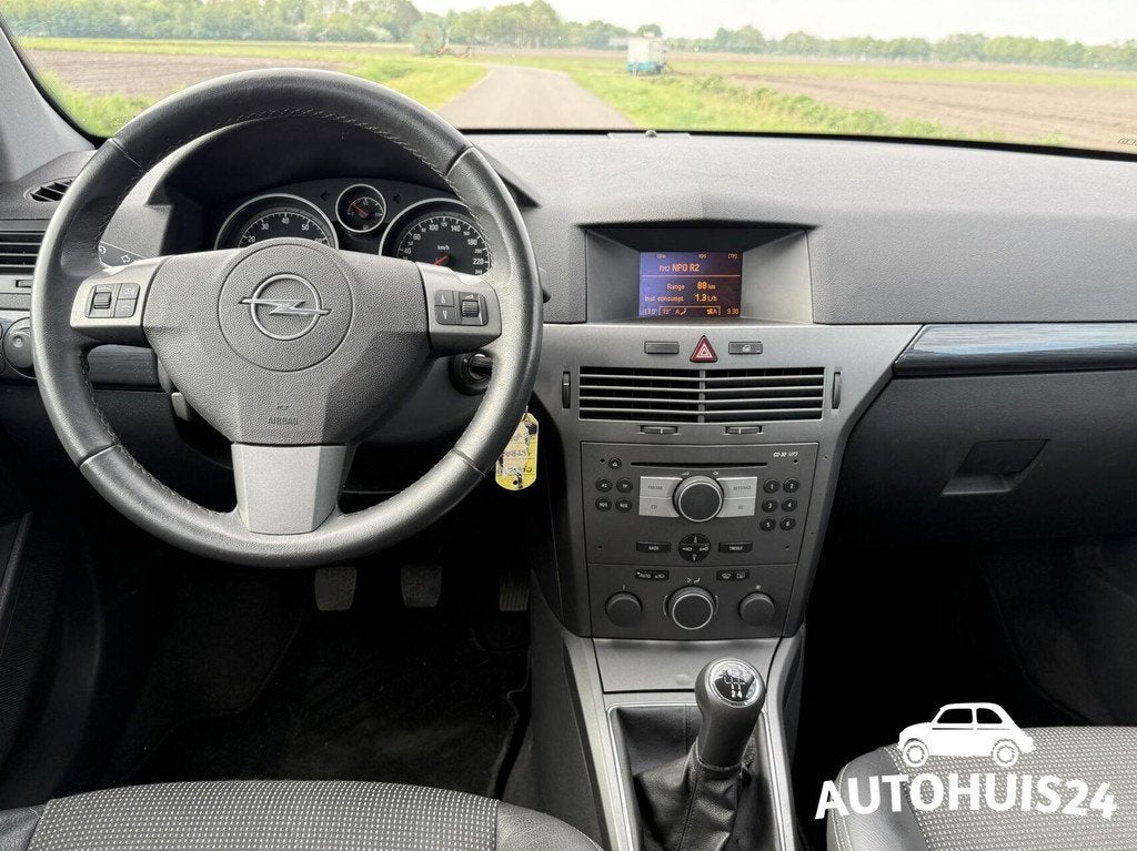 Opel Astra 1.6 Cosmo CLIMA CRUISE LMV APK-02-2027, Voorwielaandrijving, 15 km/l, Zwart, 4 cilinders