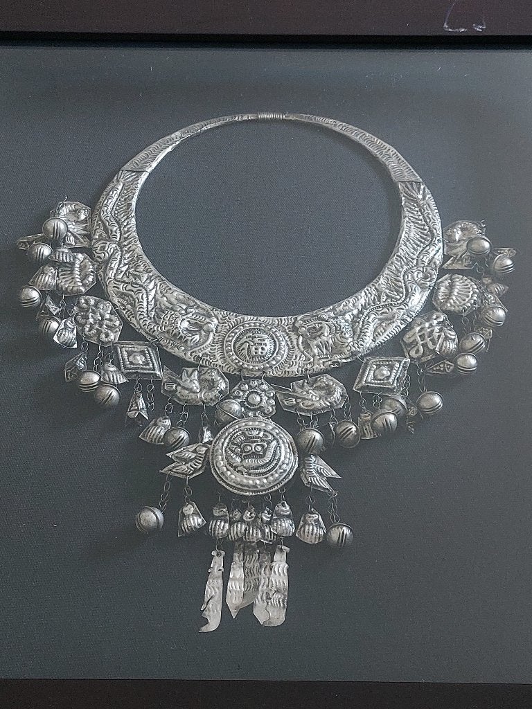 MIAO KETTING GROOT (INGELIJST GROOT FORMAAT), Antiek en Kunst, Sieraad, Op te hangen, China, 80 cm