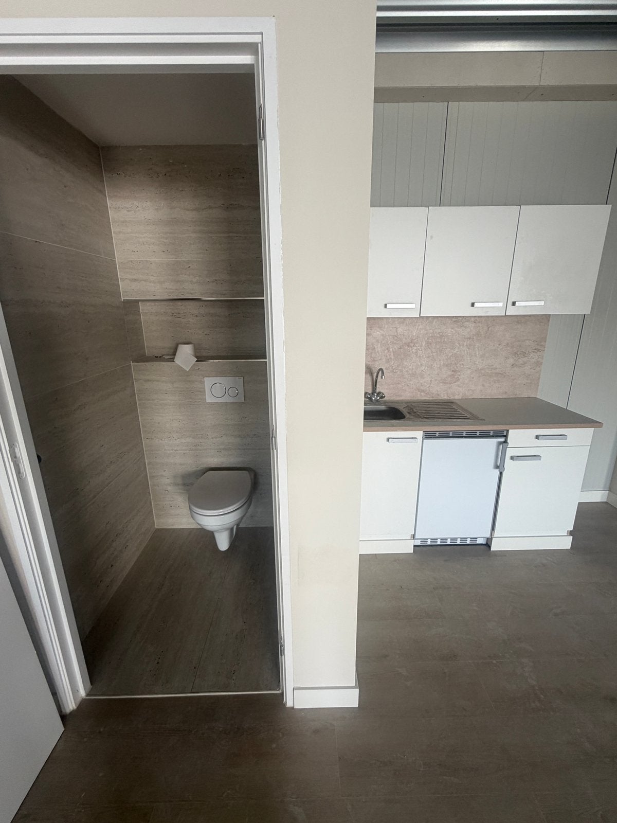 BEDRIJFSRUIMTE TE HUUR – HOOFDDORP, Huizen en Kamers
