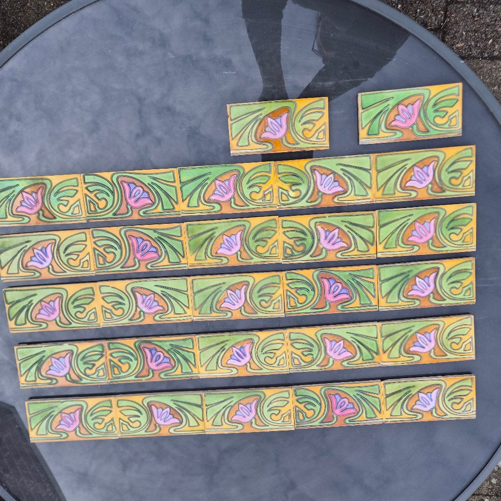 27 antieke randtegels met decor in relief prachtige kleuren, Ophalen