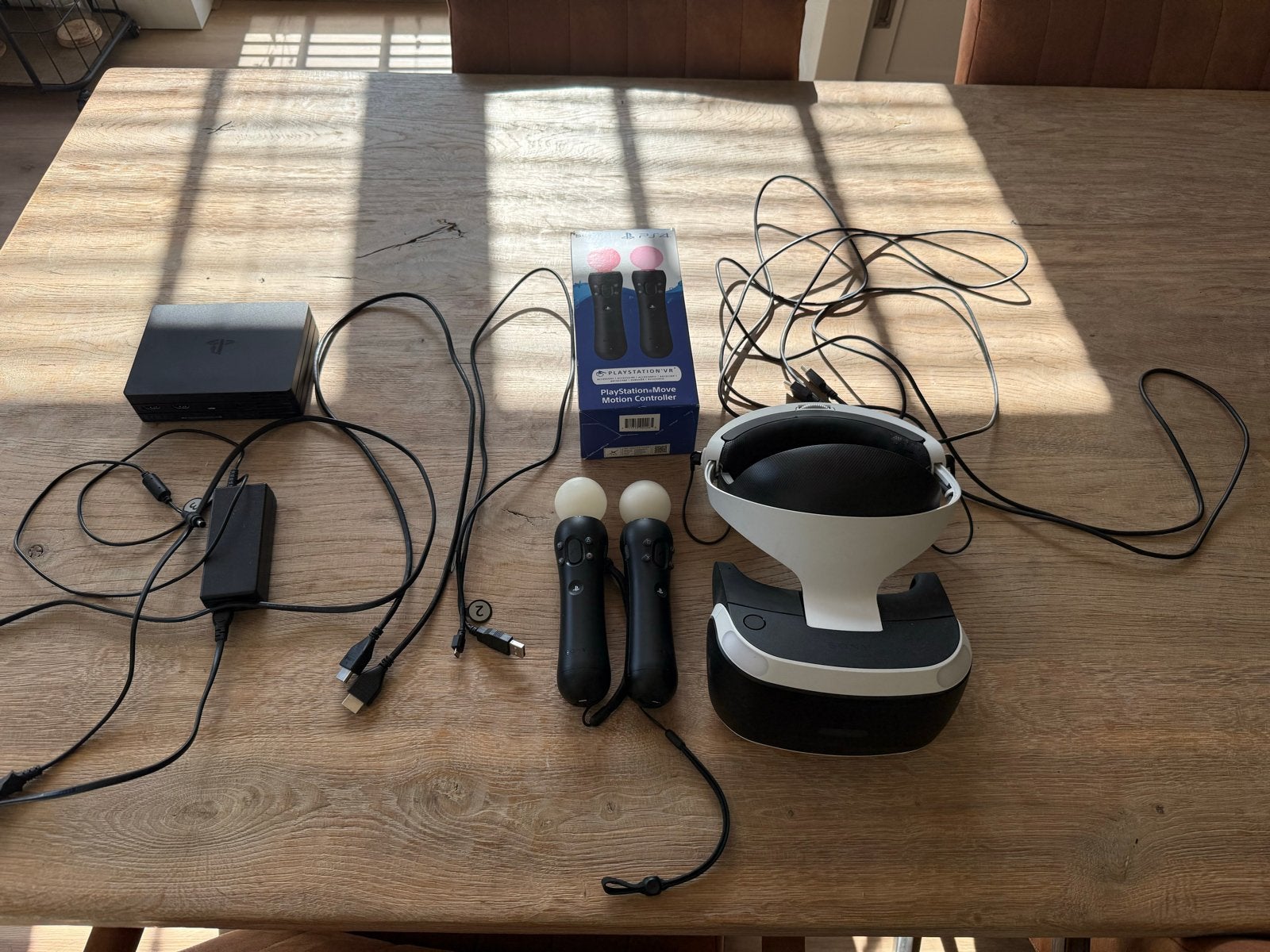 Foto 2 van PlayStation VR-set met Move Controllers en alle kabels
