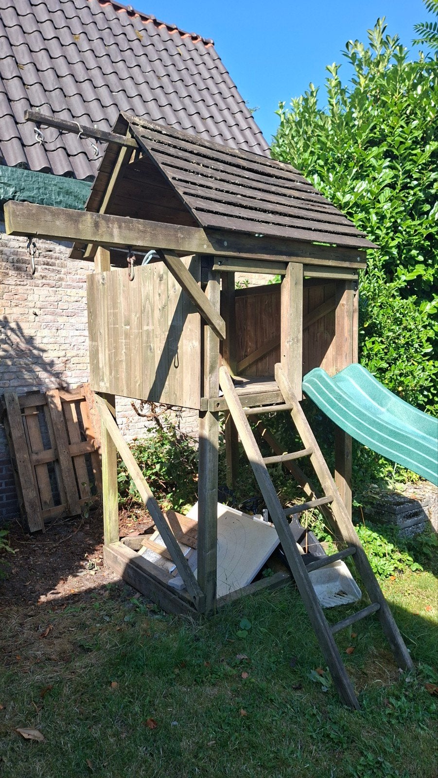 Houten speelhuisje met glijbaan, Ophalen, Gebruikt, Hout