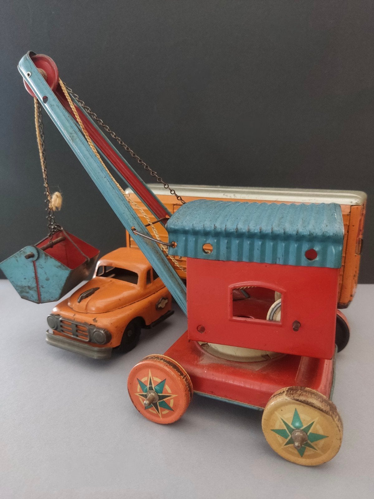Vintage blikken hijskraan en vrachtwagen, blikken speelgoed, Antiek en Kunst, Verzenden