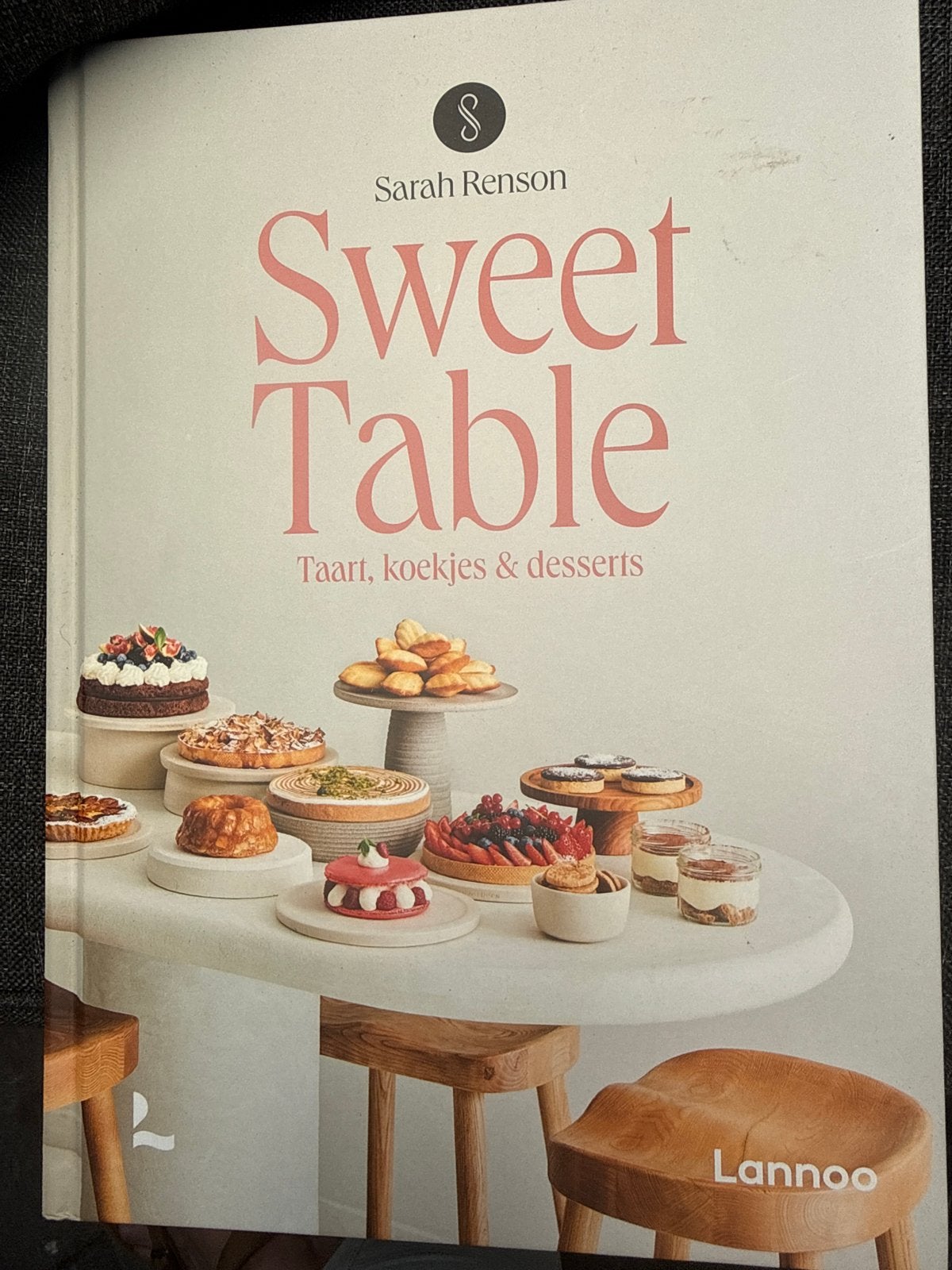 Sweet Table: Taart, koekjes & desserts - Sarah Renson, Ophalen of Verzenden, Zo goed als nieuw, Overige gebieden, Taart, Gebak en Desserts