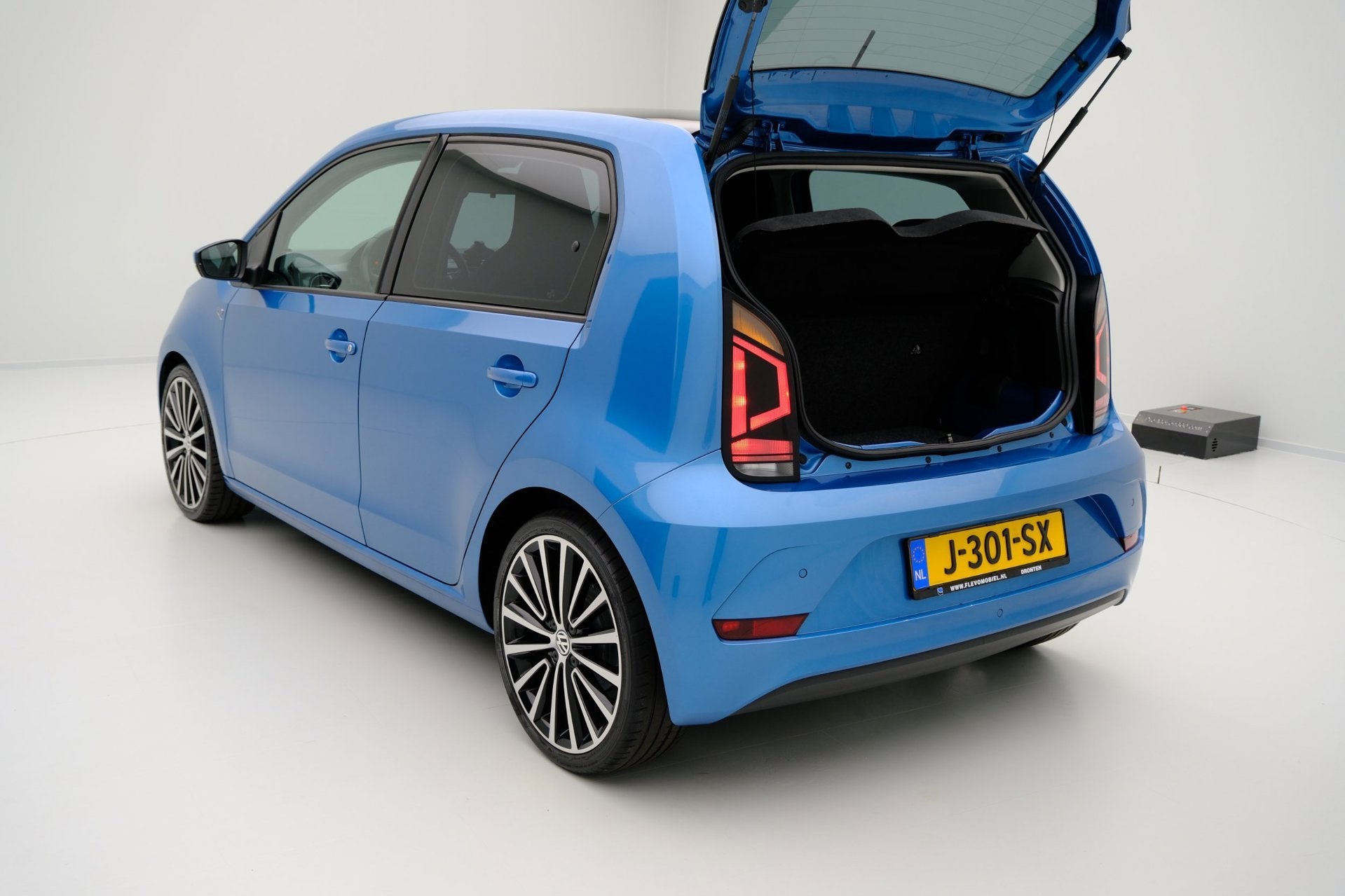 Foto 9 van Volkswagen Up! 1.0 R-Line 5-drs Airco|17" LMV|Zwart dak|PDC