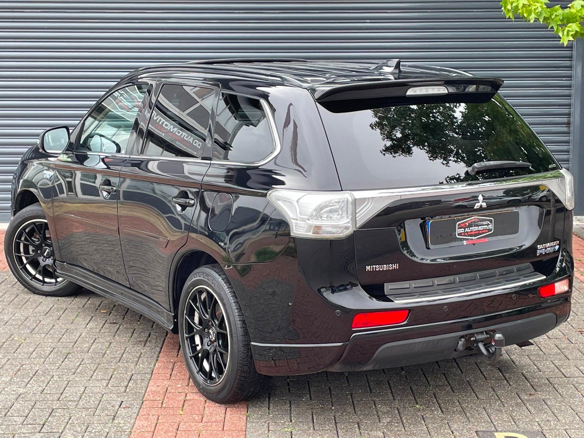 Mitsubishi Outlander 2.0 PHEV Instyle+ Schuifdak | Trekhaak, Zwart, 4 cilinders, Zwart, Vierwielaandrijving