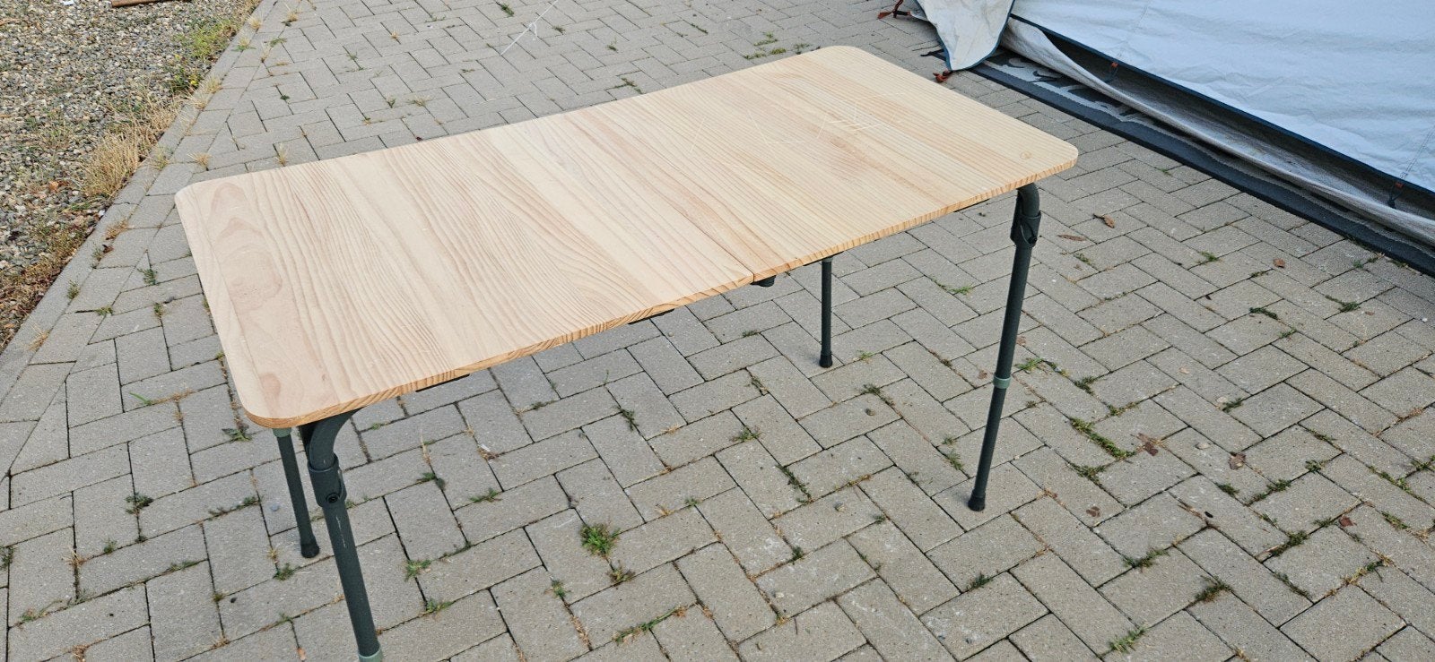Quechua opvouwbare campingtafel, houten blad, Caravans en Kamperen, Kampeermeubelen, Ophalen, Zo goed als nieuw, Campingtafel