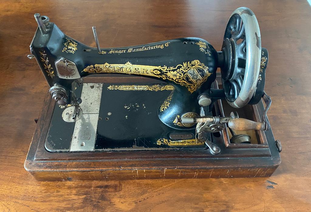 Antieke Singer naaimachine, Ophalen