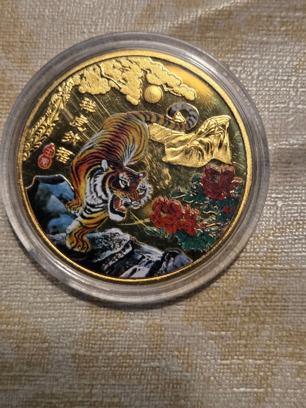 Vergulde munt Jaar van de Tijger (Chinees sterrenbeeld), Postzegels en Munten, Penningen en Medailles, Ophalen of Verzenden, Overige materialen