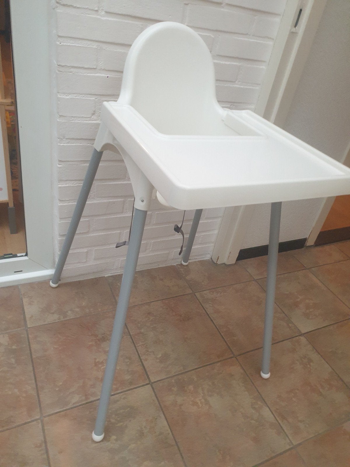 GRATIS Ikea kinderstoel wit zo goed als nieuw met riempje, Ophalen, Zo goed als nieuw, Overige typen, Gordel(s)