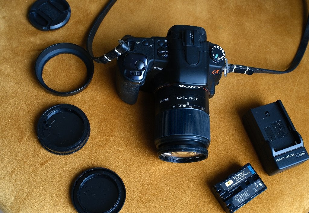 Sony A 350 met de mooie CCD sensor inclusief 18- 70 lens, Spiegelreflex, Lensdop, Ophalen of Verzenden, Zo goed als nieuw