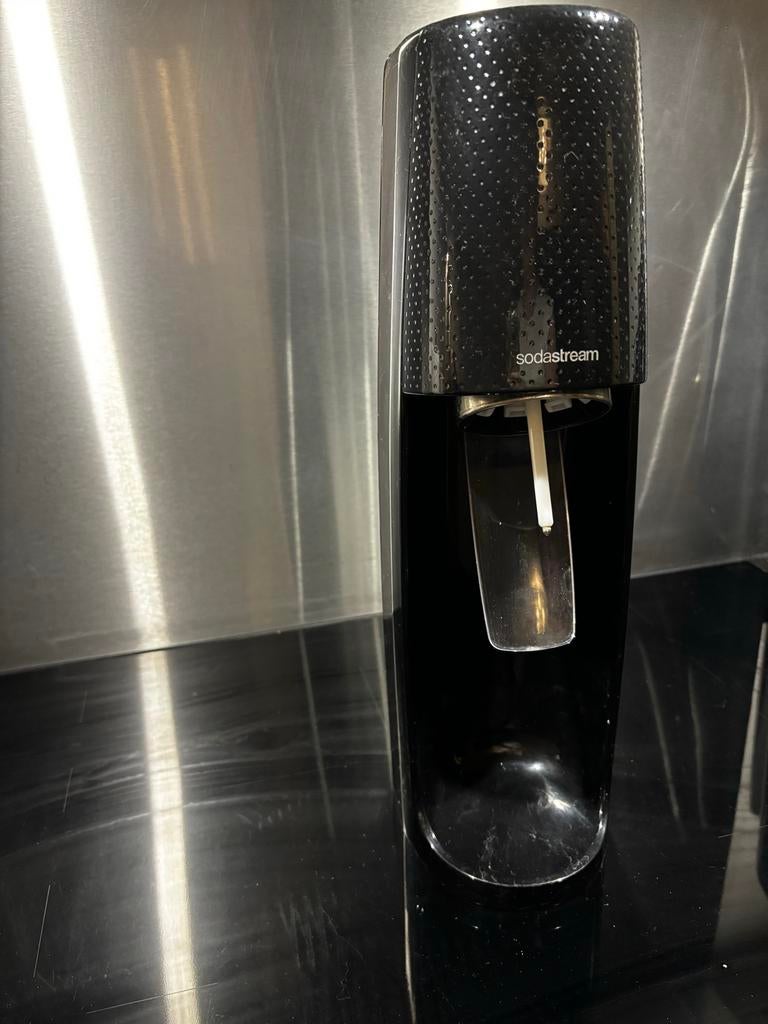 Sodastream bruiswatermaker - Zwart, inclusief CO2-cilinder, Ophalen of Verzenden, Zo goed als nieuw
