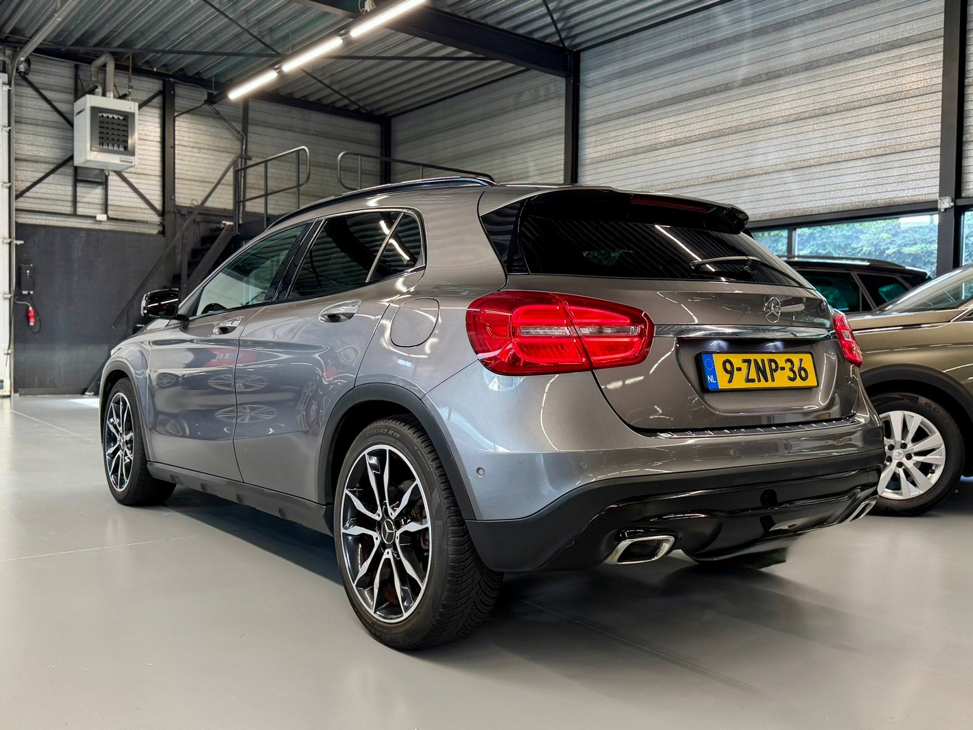 Mercedes-Benz GLA-klasse 200 Ambition Automaat l Led l Cruis, Auto's, Gebruikt, Euro 6, 715 kg, Bedrijf