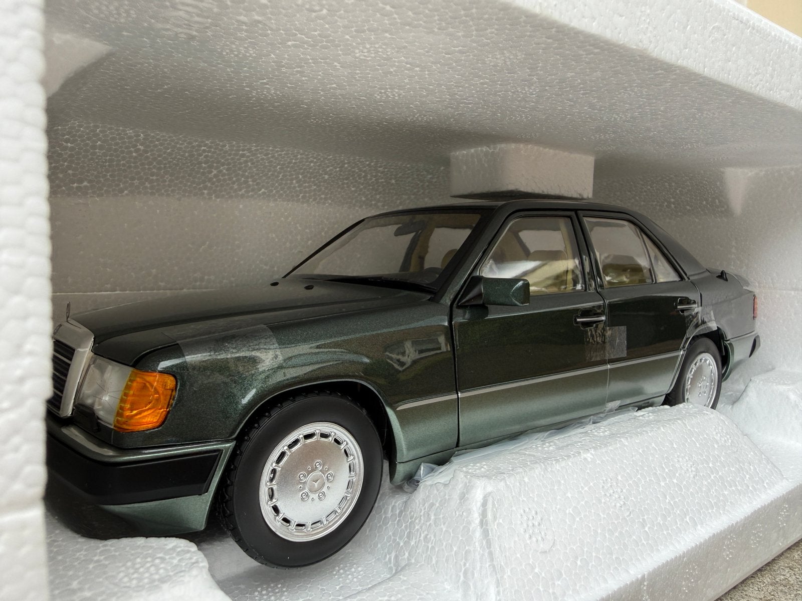 1:18 Mercedes W124 230E Nachtgroen 1990 Norev 183952, Auto, Norev, 70-72 Av. de Bohlen, Vaulx-en-Velin, 69120, France, Norev