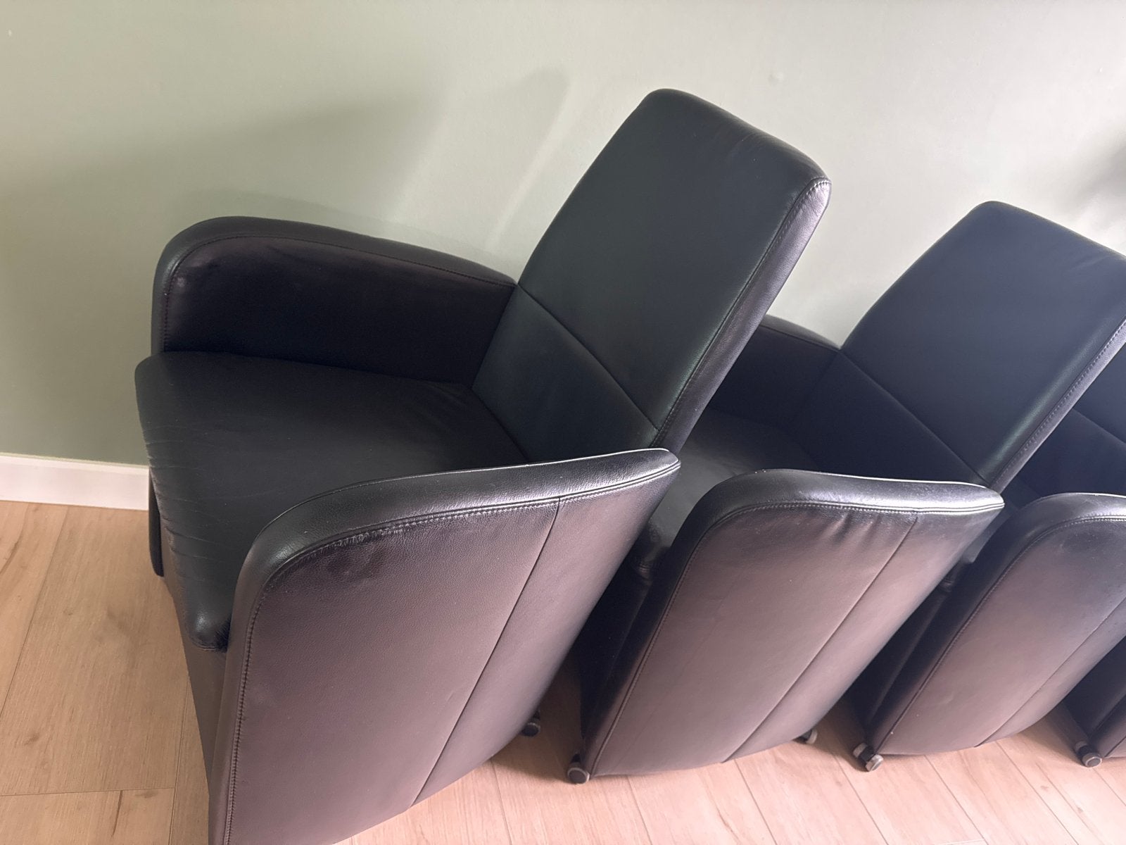 Zwarte leren stoelen met wieltjes - prijs voor 4 stuks, Huis en Inrichting, Stoelen, Ophalen, Gebruikt, Zwart, Leer